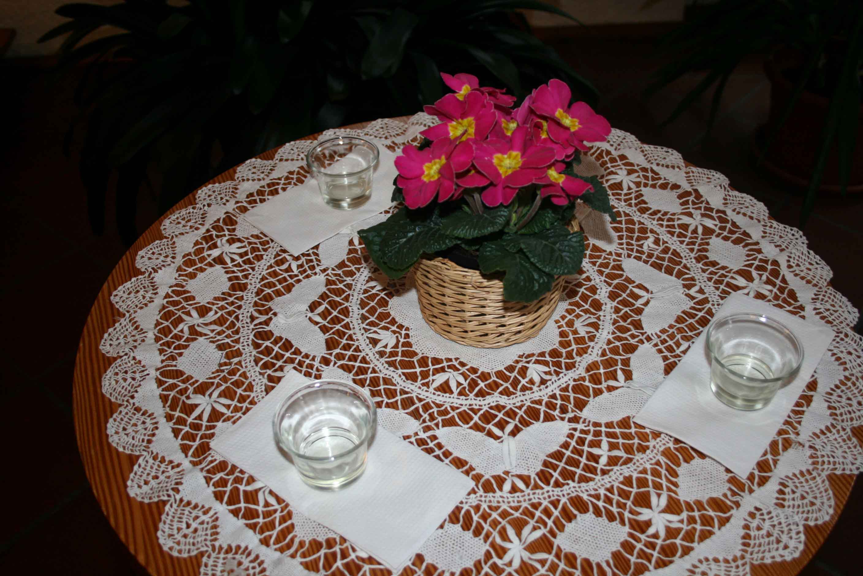 Tisch mit Salboel